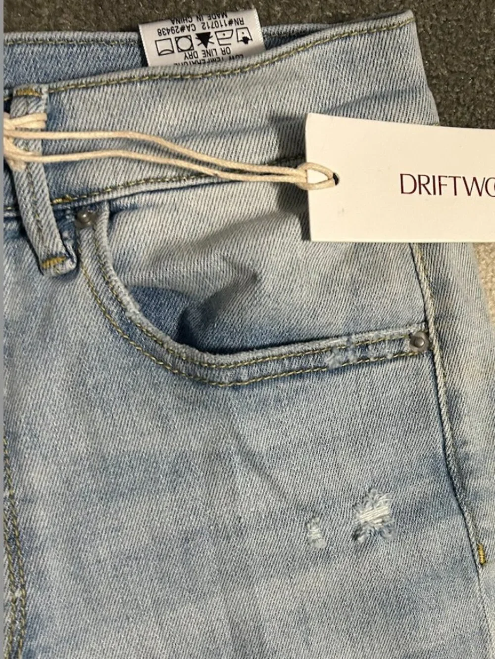 NWT DRIFTWOOD Jordie BUTTON FLY Distressed/Raw Hem Jeans Women's Size 26‎